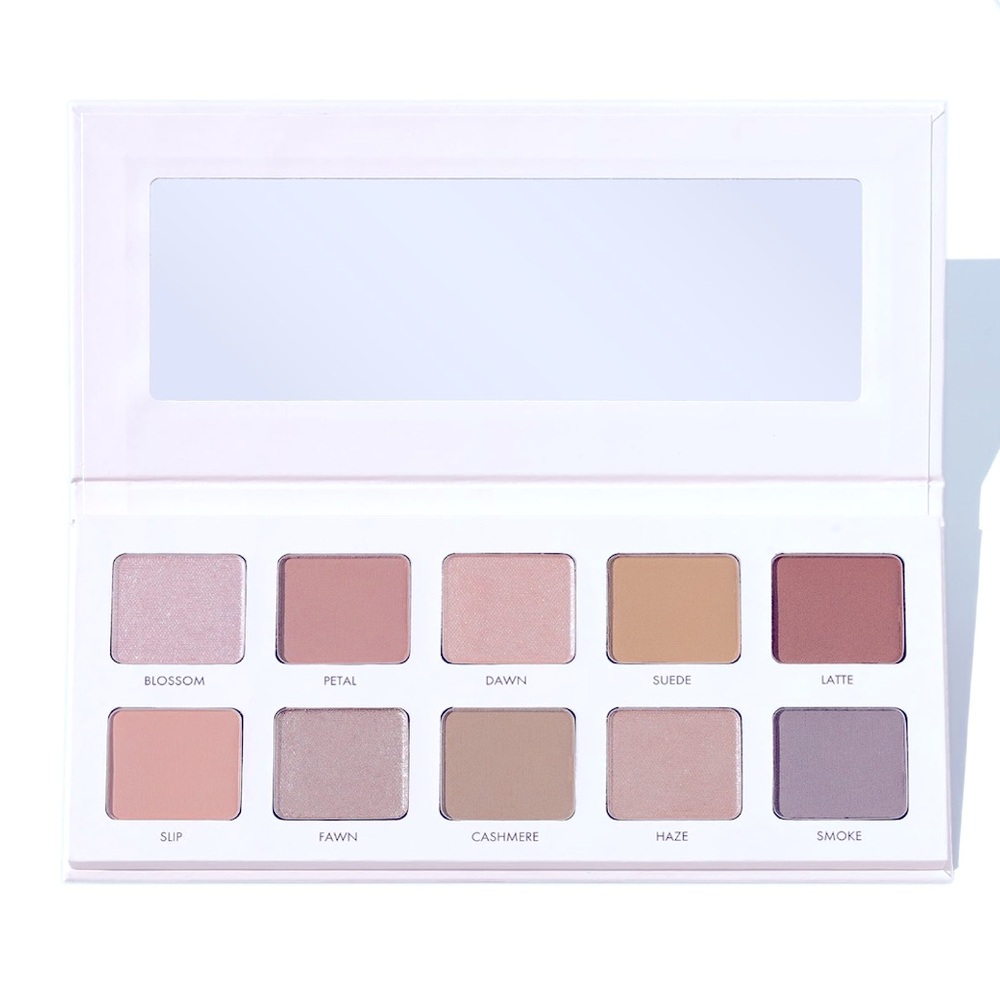 Wander Beauty In Neutral Eyeshadow Palette with Black Eyeliner